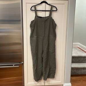 Universal thread olive linen jumper